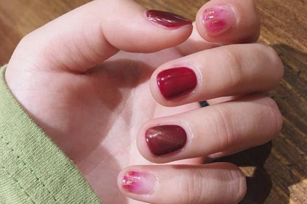 紅色系跳色美甲圖片 顯手白紅色系跳色美甲 紅色系跳色美甲圖片 顯手白紅色系跳色美甲