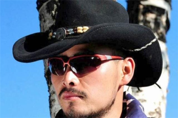 牛仔帽怎么搭配 休閑風(fēng)為主 牛仔帽怎么搭配 休閑風(fēng)為主