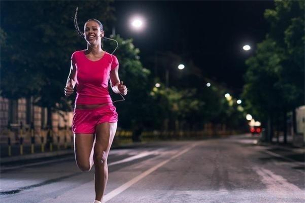 晚上適合做什么運動 有氧運動更好 晚上適合做什么運動 有氧運動更好