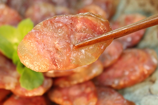 香腸有白點是鹽還是霉 看是什么樣子的 香腸有白點是鹽還是霉 看是什么樣子的