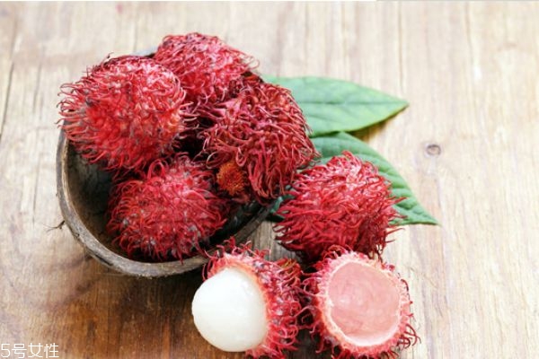 紅毛丹怎么剝皮 紅毛丹果核的保護(hù)膜不能吃 紅毛丹怎么剝皮 紅毛丹果核的保護(hù)膜不能吃