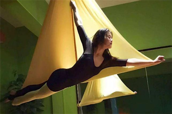 空中瑜伽可以瘦腿嗎 要長(zhǎng)期堅(jiān)持 空中瑜伽可以瘦腿嗎 要長(zhǎng)期堅(jiān)持