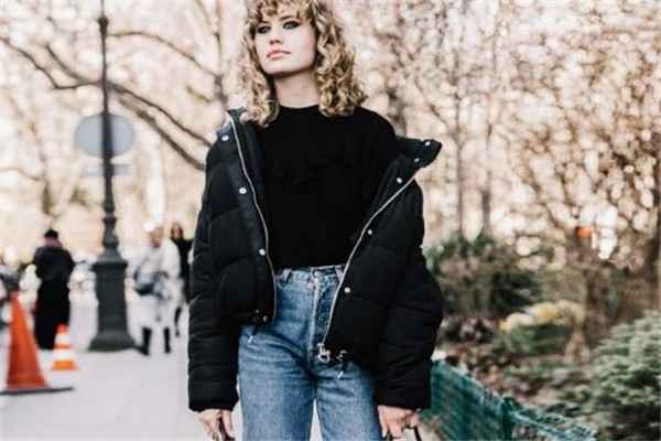 黑色羽絨服搭配什么褲子 溫暖美麗兼顧 黑色羽絨服搭配什么褲子 溫暖美麗兼顧