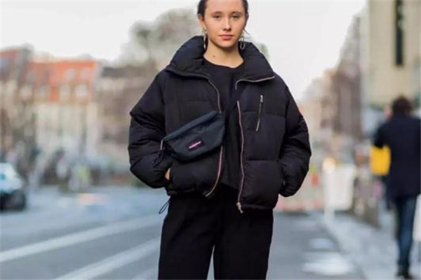 黑色羽絨服搭配什么褲子 溫暖美麗兼顧 黑色羽絨服搭配什么褲子 溫暖美麗兼顧