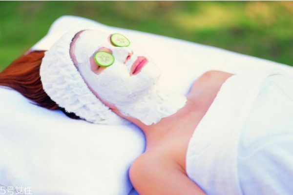 換季皮膚干燥如何補(bǔ)水 臉部皮膚補(bǔ)水方法 換季皮膚干燥如何補(bǔ)水 臉部皮膚補(bǔ)水方法