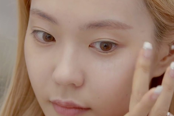 藍(lán)色妝前乳怎么用 全臉or局部提亮膚色 藍(lán)色妝前乳怎么用 全臉or局部提亮膚色