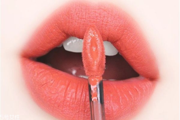 美寶蓮啞光唇釉有哪些顏色 美寶蓮啞光唇釉涂法 美寶蓮啞光唇釉有哪些顏色 美寶蓮啞光唇釉涂法