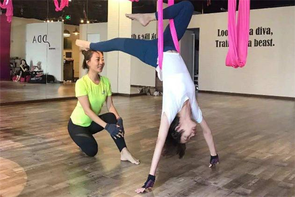 空中瑜伽倒立的好處 改善血液循環(huán) 空中瑜伽倒立的好處 改善血液循環(huán)