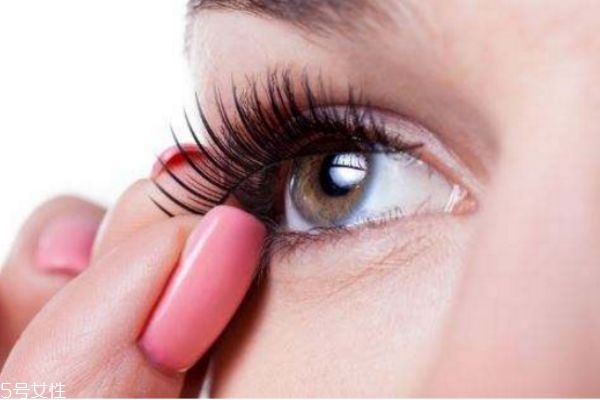 假睫毛怎么貼更自然 貼假睫毛教程 假睫毛怎么貼更自然 貼假睫毛教程