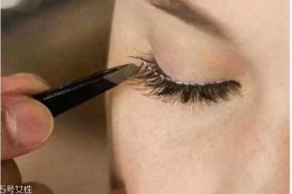 初學(xué)者怎么粘假睫毛 手把手教你貼 初學(xué)者怎么粘假睫毛 手把手教你貼