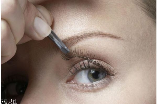 假睫毛哪個(gè)牌子好 教你挑選假睫毛 假睫毛哪個(gè)牌子好 教你挑選假睫毛