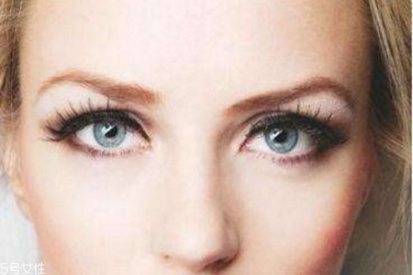 假睫毛怎么貼更自然 貼假睫毛教程 假睫毛怎么貼更自然 貼假睫毛教程