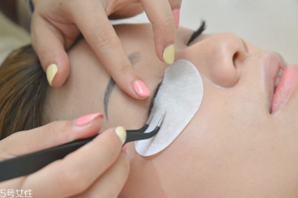 嫁接睫毛怎么保持更長時間 嫁接睫毛的詳細步驟 嫁接睫毛怎么保持更長時間 嫁接睫毛的詳細步驟