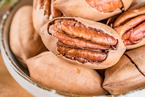 碧根果吃起來很澀 一般是正常的 碧根果吃起來很澀 一般是正常的