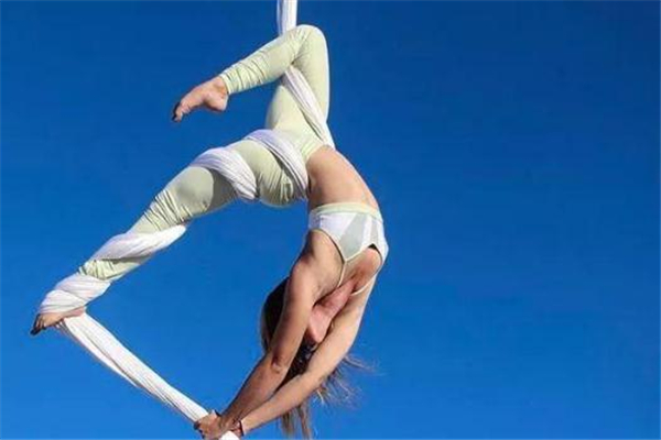 空中瑜伽可以自學(xué)嗎 有一定危險(xiǎn) 空中瑜伽可以自學(xué)嗎 有一定危險(xiǎn)