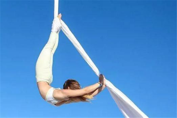 空中瑜伽可以自學(xué)嗎 有一定危險(xiǎn) 空中瑜伽可以自學(xué)嗎 有一定危險(xiǎn)
