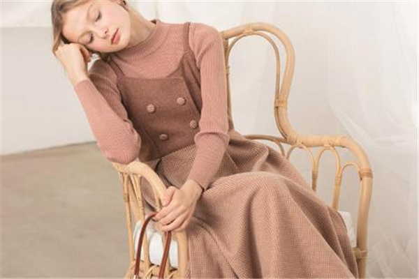 冬天內搭穿什么連衣裙 趕上時髦潮流