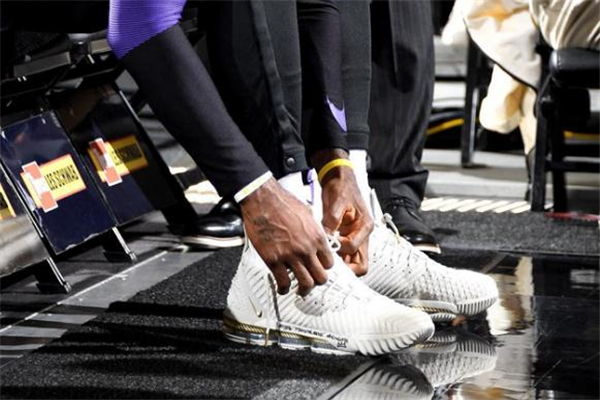 耐克詹姆斯16適合后衛(wèi)嗎 可能踩不開(kāi)氣墊