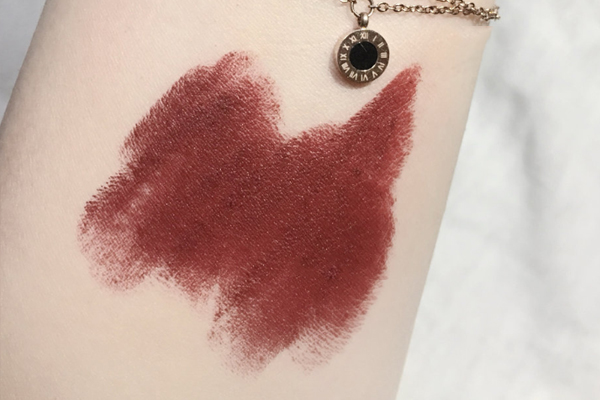 完美日記107口紅干不干 完美日記107顯白嗎 完美日記107口紅干不干 完美日記107顯白嗎