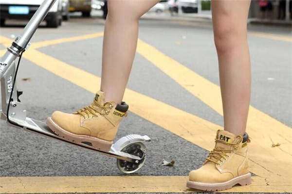 cat大黃靴怎么搭配 工裝風(fēng)進(jìn)行到底 cat大黃靴怎么搭配 工裝風(fēng)進(jìn)行到底