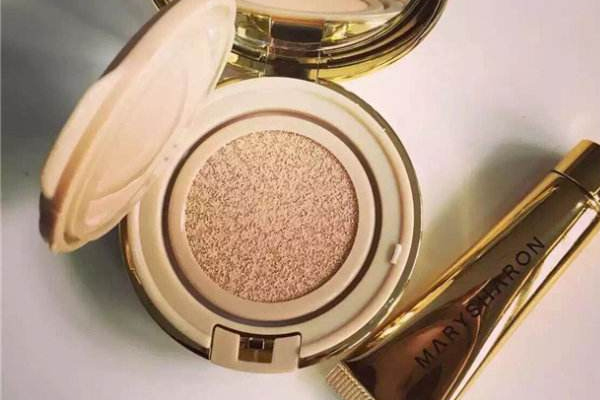 氣墊和素顏霜哪個(gè)好 根據(jù)愛(ài)好來(lái)選擇 氣墊和素顏霜哪個(gè)好 根據(jù)愛(ài)好來(lái)選擇