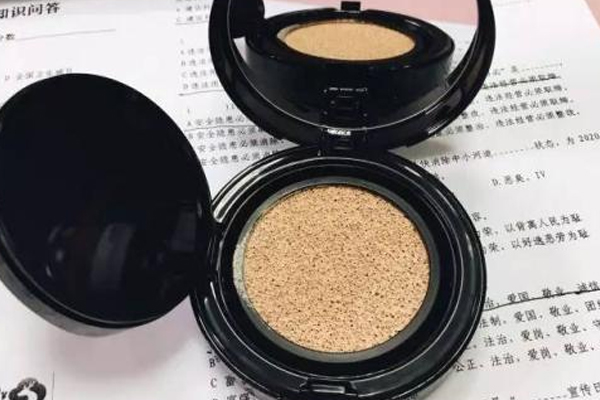 氣墊和素顏霜哪個(gè)好 根據(jù)愛(ài)好來(lái)選擇 氣墊和素顏霜哪個(gè)好 根據(jù)愛(ài)好來(lái)選擇