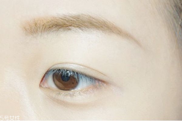 大眼娃娃妝怎么化 韓國(guó)大眼妝畫(huà)法