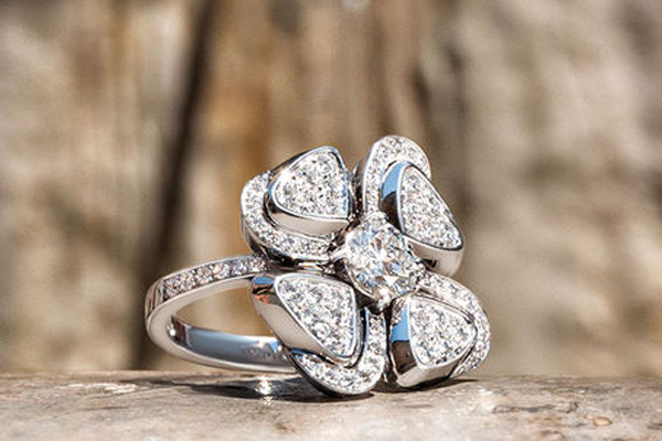 女生左手戴戒指什么意思 原來是這樣 女生左手戴戒指什么意思 原來是這樣