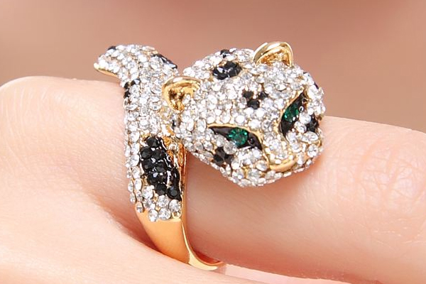 女生左手戴戒指什么意思 原來是這樣 女生左手戴戒指什么意思 原來是這樣