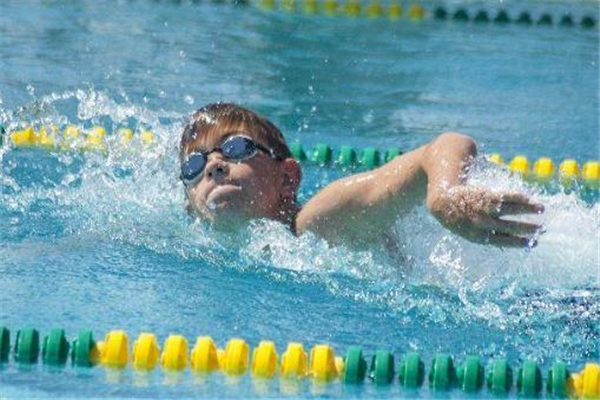 自由泳會(huì)使肩膀變寬嗎 有這個(gè)可能