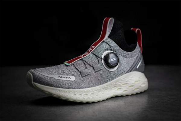 安踏nasa蟲洞跑鞋測評 科幻外觀引人好奇 安踏nasa蟲洞跑鞋測評 科幻外觀引人好奇