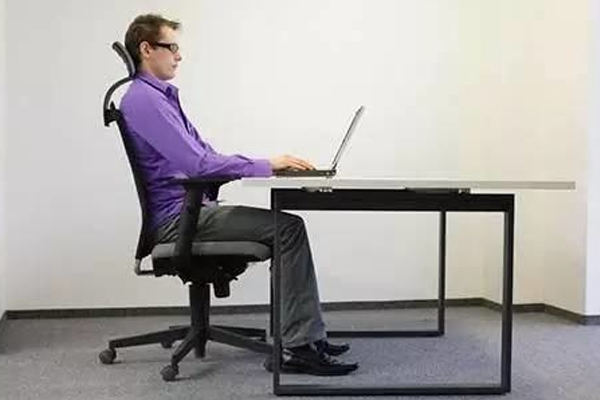 電腦族玩游戲正確坐姿 7要點(diǎn)坐不傷身 電腦族玩游戲正確坐姿 7要點(diǎn)坐不傷身