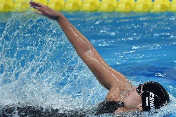 仰泳呼吸技巧 和動(dòng)作配合起來(lái)