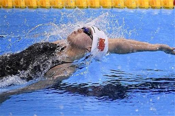 仰泳如何避免嗆水 先找準嗆水原因