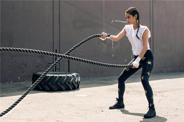 戰(zhàn)繩和跑步哪個燃脂快 前者更適合塑形 戰(zhàn)繩和跑步哪個燃脂快 前者更適合塑形