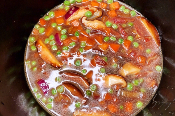 煲仔飯要放油嗎 這是肯定的 煲仔飯要放油嗎 這是肯定的