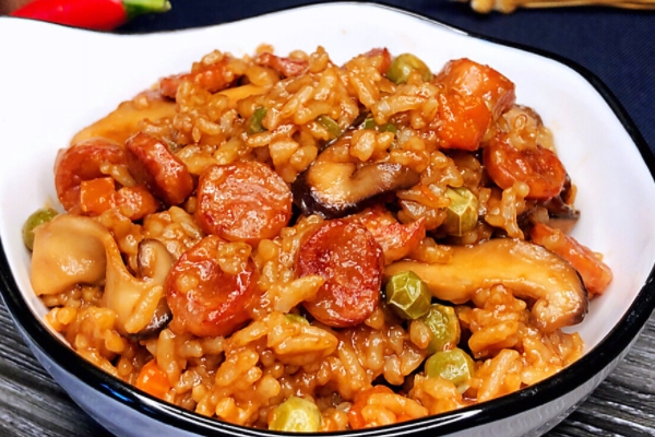 煲仔飯要放油嗎 這是肯定的 煲仔飯要放油嗎 這是肯定的