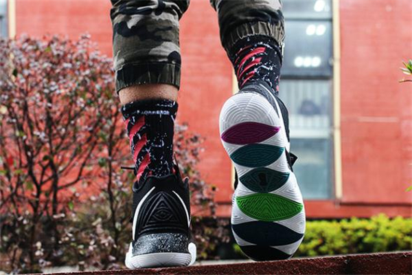 耐克kyrie 5歐文5拆解報(bào)告 揭露頂級(jí)配置 耐克kyrie 5歐文5拆解報(bào)告 揭露頂級(jí)配置