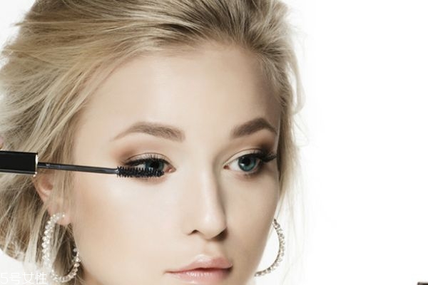 睫毛膏和眼線先畫哪個 看個人習慣 睫毛膏和眼線先畫哪個 看個人習慣