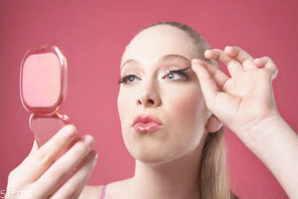 睫毛膏和眼線先畫哪個 看個人習慣 睫毛膏和眼線先畫哪個 看個人習慣