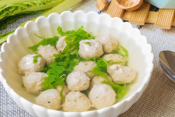 做魚(yú)丸為什么要放油 為了讓魚(yú)丸更好吃 做魚(yú)丸為什么要放油 為了讓魚(yú)丸更好吃