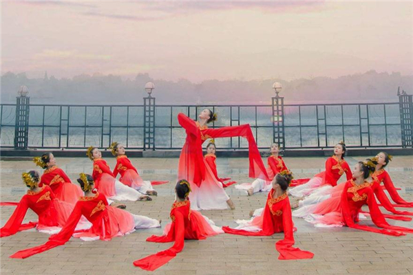 古典舞適合什么年齡 早一點學(xué)比較好 古典舞適合什么年齡 早一點學(xué)比較好