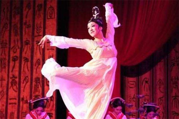 古典舞適合什么年齡 早一點學(xué)比較好 古典舞適合什么年齡 早一點學(xué)比較好