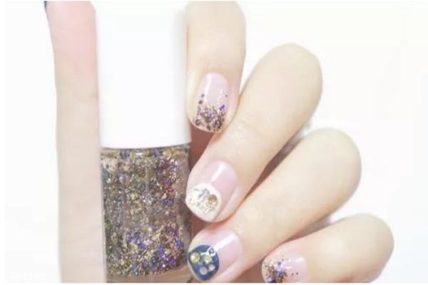 法式甜心新娘美甲怎么做 藍色法式美甲教程