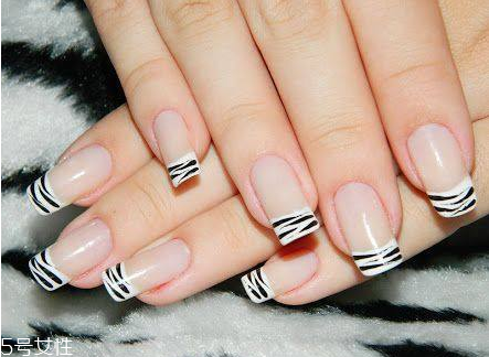 法式甜心新娘美甲怎么做 藍色法式美甲教程