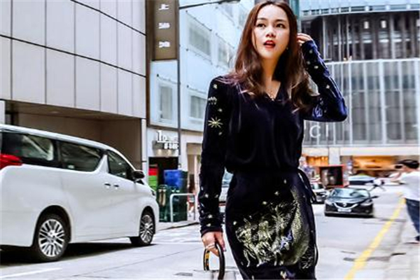 年會(huì)穿什么顏色禮服好 做年會(huì)里最靚的仔 年會(huì)穿什么顏色禮服好 做年會(huì)里最靚的仔