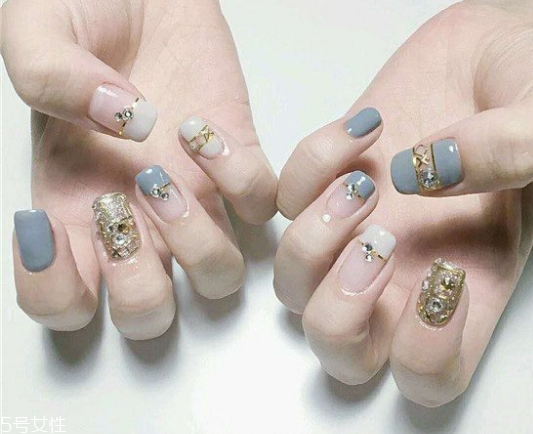 灰色系美甲有哪些 灰色系美甲圖片大全 灰色系美甲有哪些 灰色系美甲圖片大全