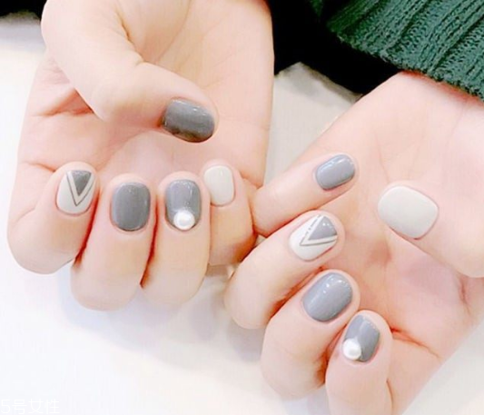 灰色系美甲有哪些 灰色系美甲圖片大全 灰色系美甲有哪些 灰色系美甲圖片大全