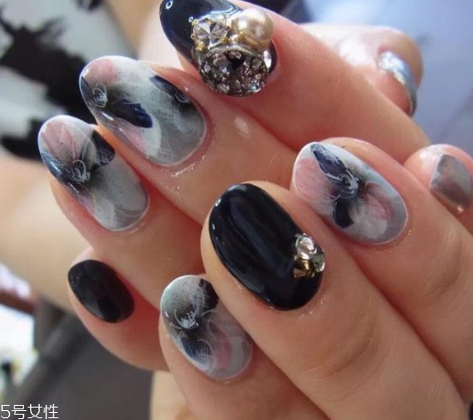 灰色系美甲有哪些 灰色系美甲圖片大全 灰色系美甲有哪些 灰色系美甲圖片大全