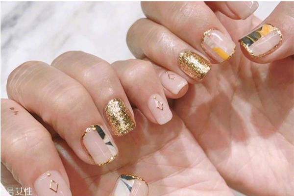 清新色塊撞色美甲怎么做 低飽和度美甲圖片 清新色塊撞色美甲怎么做 低飽和度美甲圖片